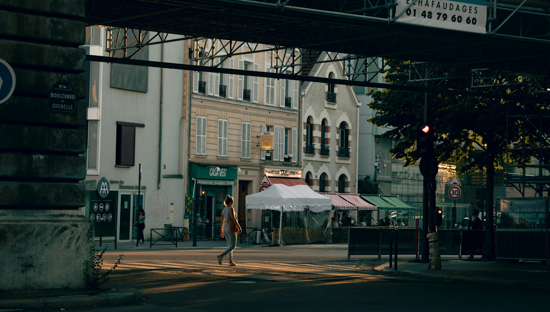 都市を散歩している女性の写真
