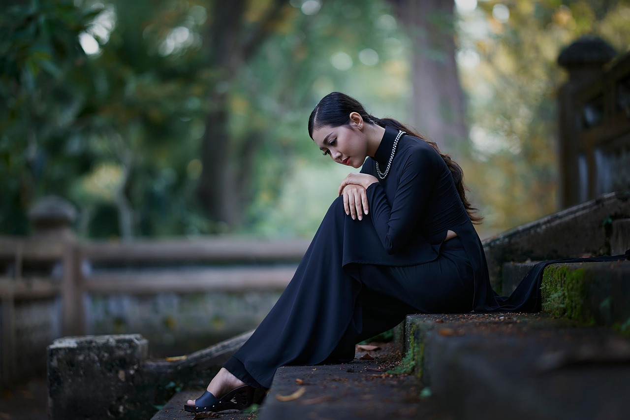 悩んでいる女性